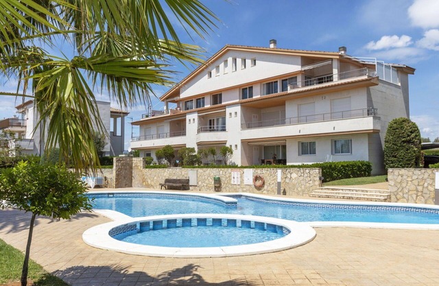 Lovely apartment for 4 people with WIFI, pool, A/C, TV, patio and pets allowed
