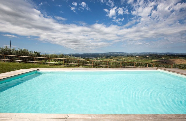 Lovely apartment for 6 guests with WIFI, A/C, pool, TV and panoramic view, close to San Gimignano