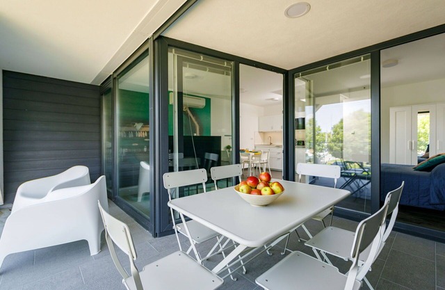 Lovely apartment for 6 guests with A/C, WIFI, pool, TV, terrace and pets allowed