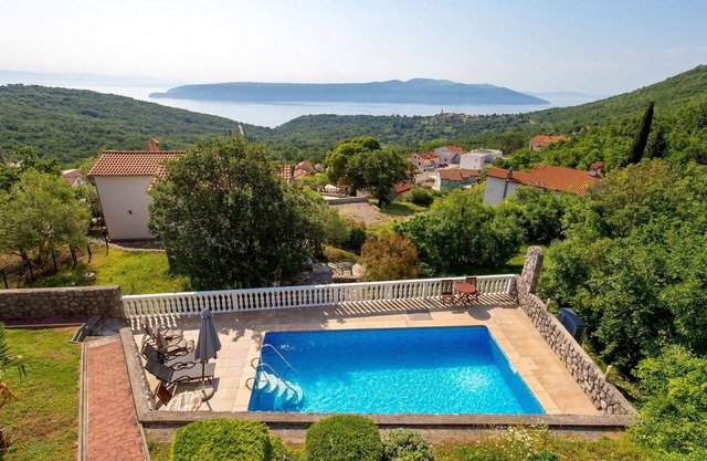 Lovely apartment in villa for 6 people with WIFI, pool, A/C, TV, terrace and pets allowed