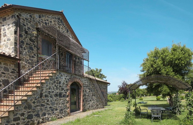 Lovely apartment in villa for 4 people with pool, TV, patio and pets allowed