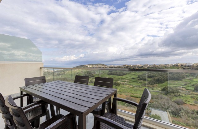 Lovely Apt with beautiful view with communal pool