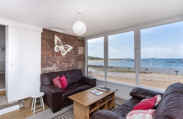 Lovely beachside apartment, with uninterrupted views across to the Fife coastline. Sleeps 8.