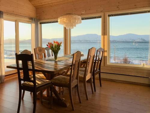 Lovely Cabin Amidst Bustling Wildlife