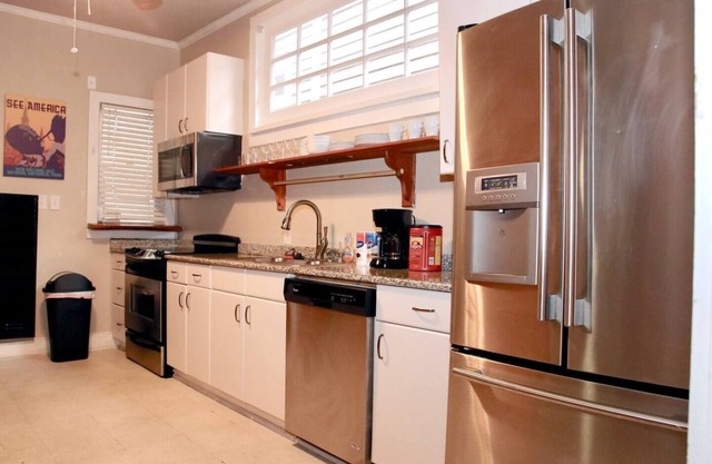 Lovely cottage 5 mins walk to historic St Charles Ave. & Magazine St- 2BR+1, 3BA