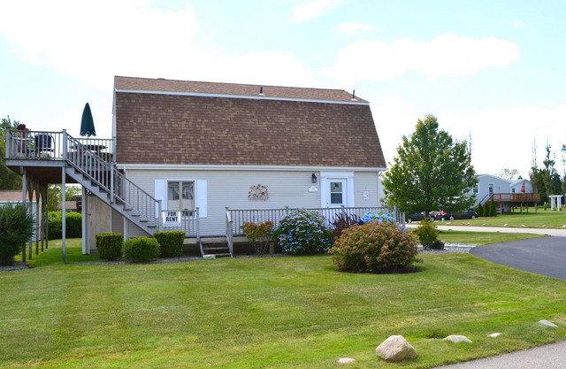 Lovely Eastward Look Home By The Beach