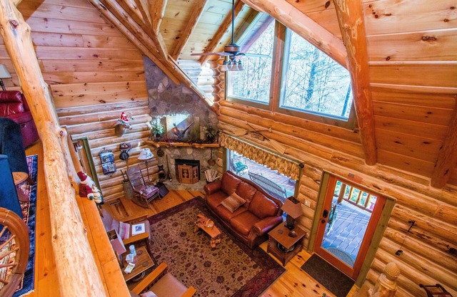 Lovely Genuine Log Cabin overlooking the Toccoa River nestled in the N GA Mtns