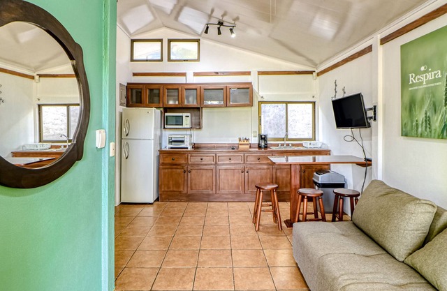Lovely ground-floor cabin with a shared pool, surrounded by gardens!