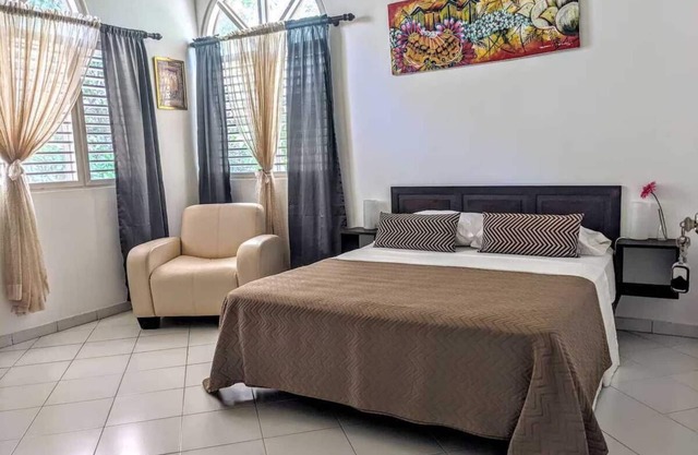 Lovely Holiday Room/Bath in Villa +tropical garden