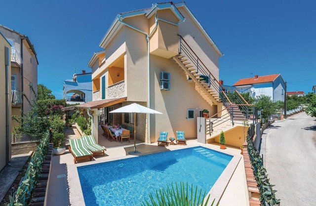 Lovely home in Brodarica with WiFi