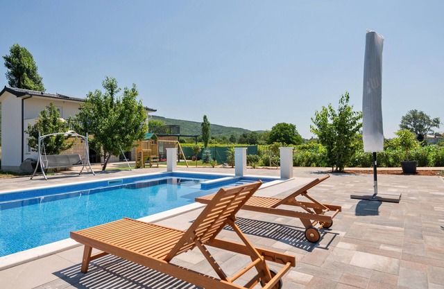 Lovely home in Donji Prolozac with WiFi