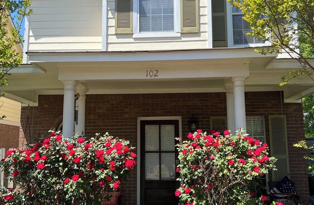 Lovely home in good location just few minutes to OleMiss and downtown.