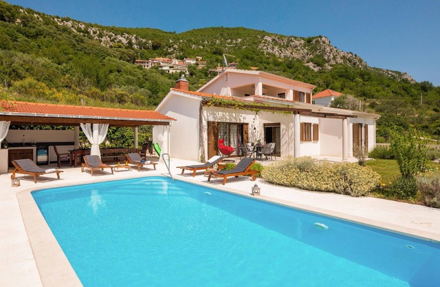 Lovely home in Blato na Cetini