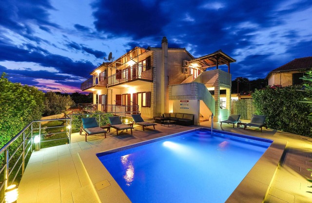 Lovely home in Marina with kitchen