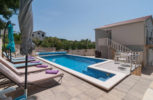 Lovely home in Maslinica with WiFi