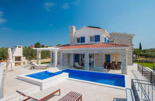 Lovely home in Porec with sauna