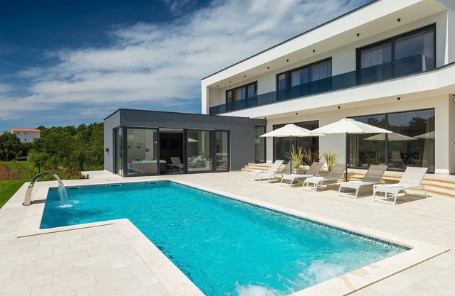 Lovely home in Tinjan