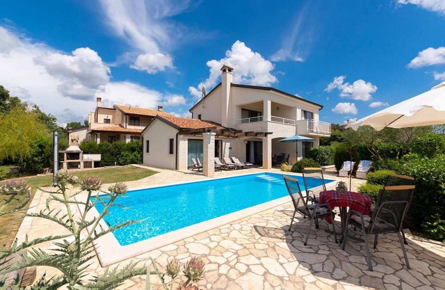 Lovely home in Visnjan