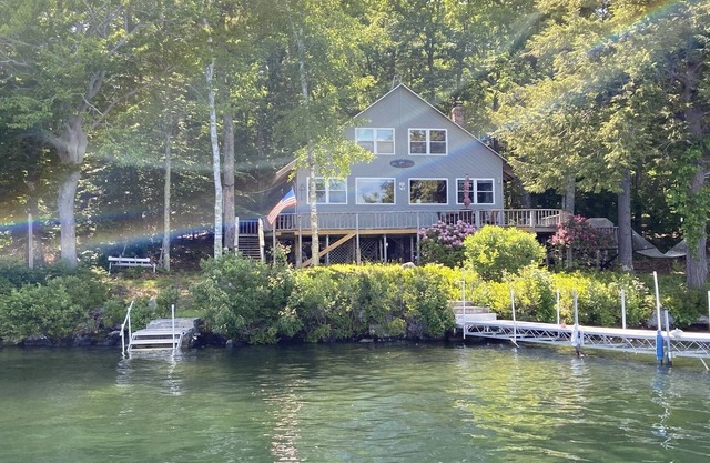 Lovely Home with large deck and beautiful Views of the Lake Big Barndoor Island-