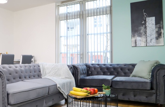 Lovely Leicester Home with Balcony - 5 bedroom 5 bathrooms