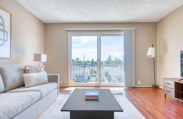 Lovely Mar Vista 1BR w/Courtyard & BBQ, near shops, by Blueground