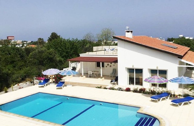 Lovely, Modern 3 Bedroom Bungalow with Stunning Mountain Views
