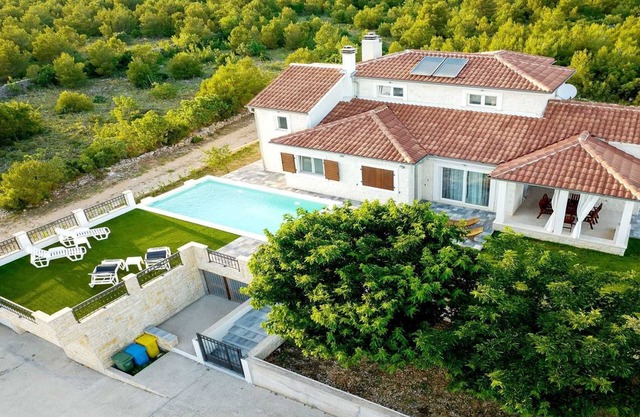 Lovely poolside villa in Dubrava