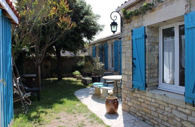 Lovely renovated typical Charentais house in a good location sleeps 4 people