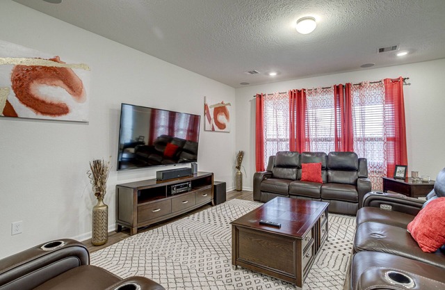 Lovely Richmond Home w/Outdoor Kitchen & Grill!