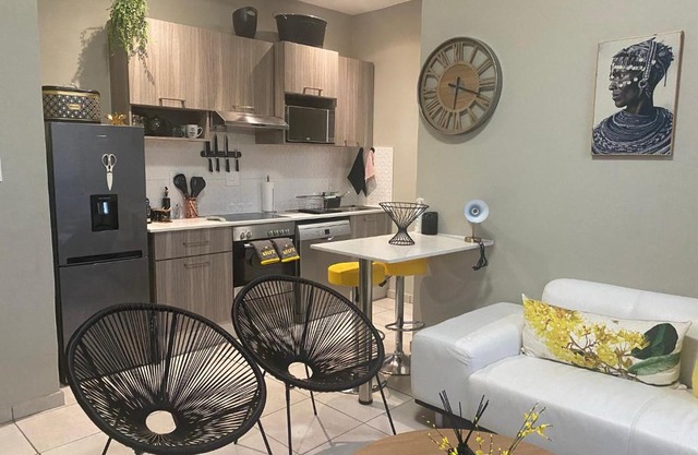 Lovely Rosebank 1-bedroom condo with pool & cinema