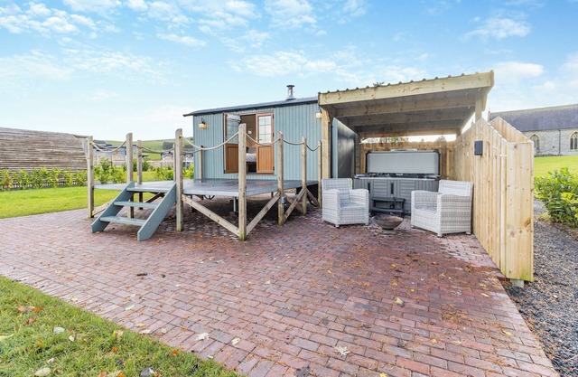 Lovely Shepherds hut with private hot tub.