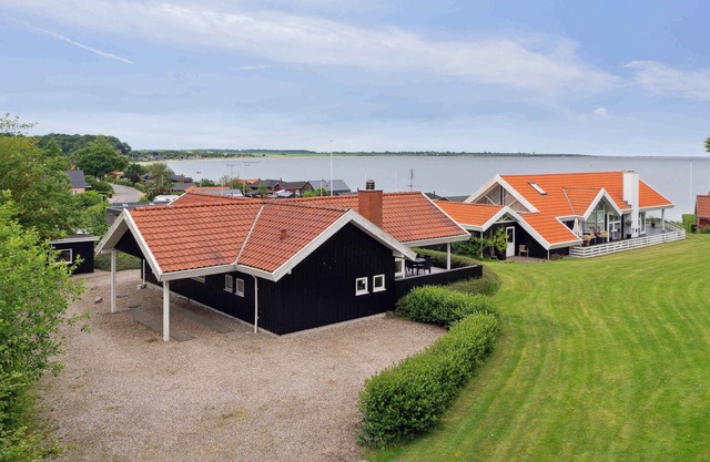Lovely summer house with sea view