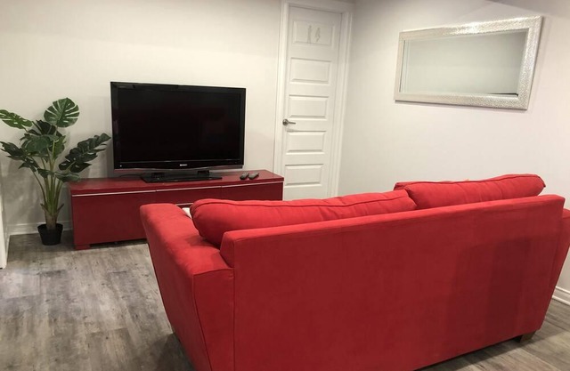 Lower duplex renovated quiet and next to the metro