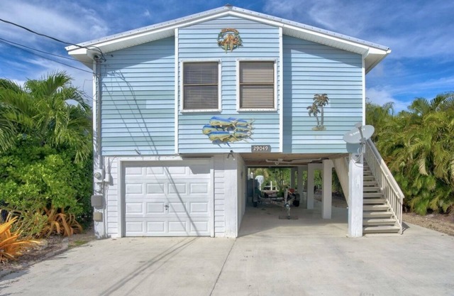 Lower Keys on quiet canal front w/boat lift, screened-in porch & Pets Welcome!