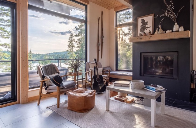 Luxury waterfront chalet, quiet lake, hot tub