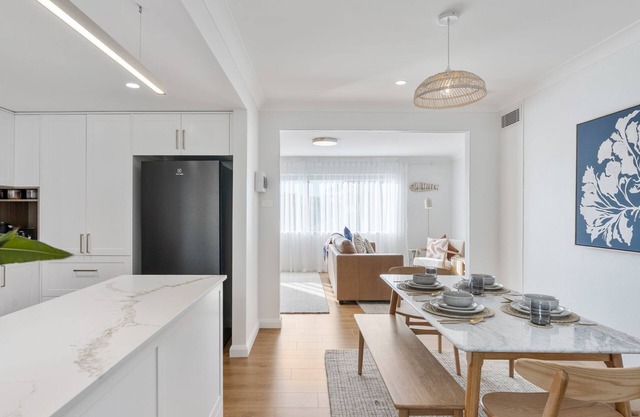 Lucille - Stylish Modern Apartment with Ocean Views