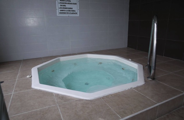 Lujosa Suite Privada: Cama King y Piscina en Lugar Céntrico y Seguro