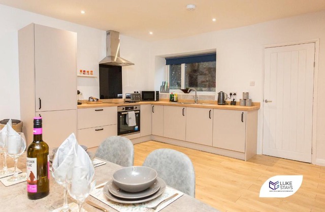 Luke Stays - Good Station Cottages