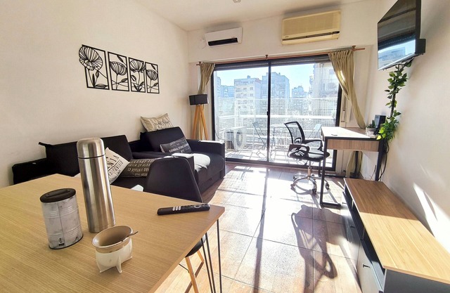 Luminous 1-bedroom apartment with balcony in Buenos Aires with WiFi, AC.