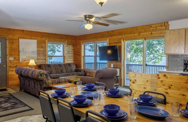 Lux 4 BRM home overlooking the lake & pool reduced by 40% from peak summer rates