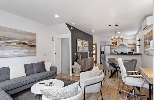 Lux Modern Townhome – Parking + Patio + Pets Easy Seattle FIFA World Cup Access
