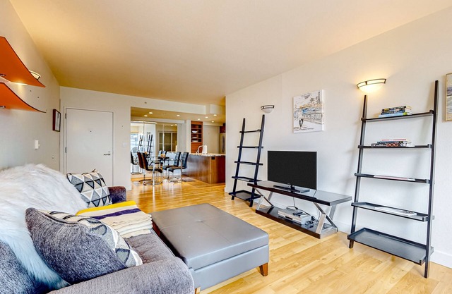 Luxe 21st-floor condo in the heart of downtown with pool, hot tub & gym