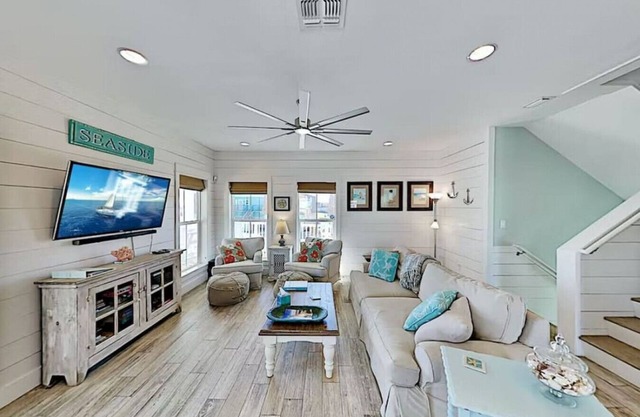 Luxe Beach House I Ocean Views I Private Neighborhood Beach Access