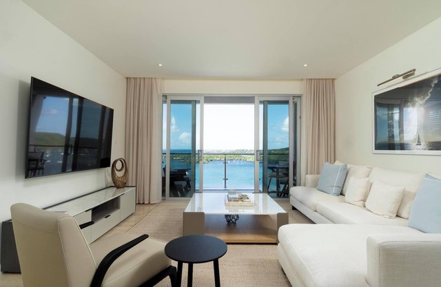 Luxe Condo, Ocean Views and pool