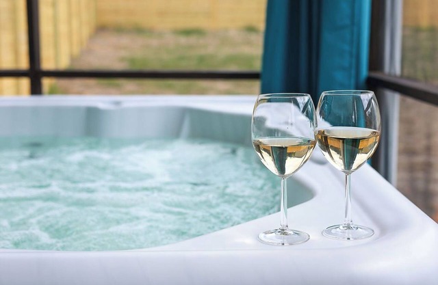 Luxe Escape: Walk to Main St, Hot Tub, Spa Bath