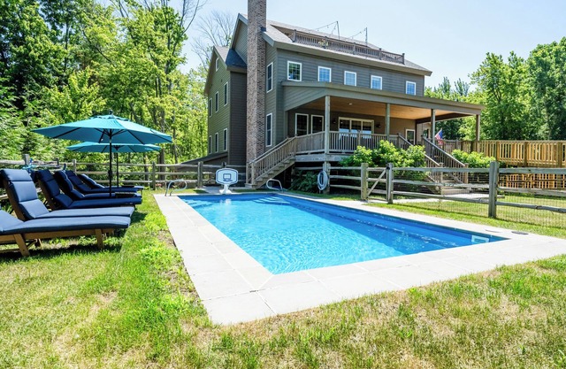 Luxe family-friendly lake house-hot tub, heated pool, great golf nearby, & more!