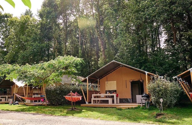 Luxe 5 pers. Villatent at five-star camping Domaine du Logis, water spray park