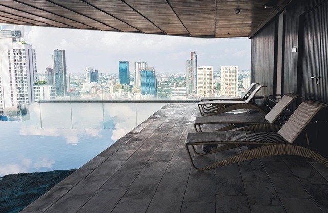 Luxe High-Rise 1BR Sky Pool, Gym, with AC, WiFi