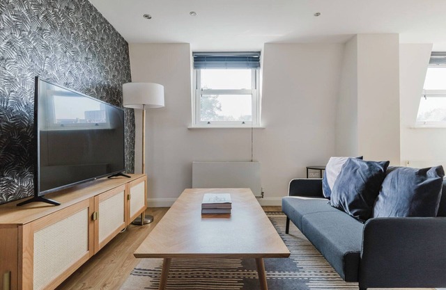 Luxe Marylebone 2BR, Modern Furniture & Decor, by Blueground