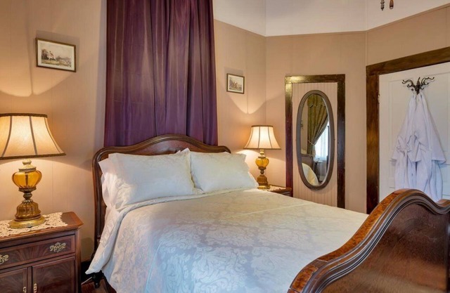 Luxe Private Room in Historic Hemphill Getaway!